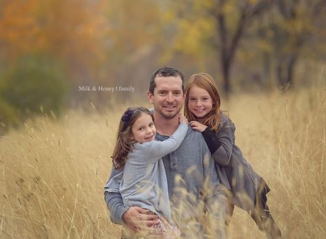 Father And Daughter Poses, Urban Family Photography, Father Daughter Pictures, Winter Family Photography, Daughter Photo Ideas, Family Photoshoot Poses, Outdoor Family Photography, Family Portrait Poses, Sisters Photoshoot