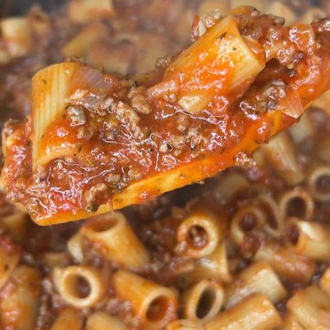 EASY Beefaroni Recipe Easy Beefaroni Recipe, Beefaroni Recipe, Bbq Chicken Sliders, Italian Dishes, Pasta Recipe, Weeknight Meals, Family Dinner, Main Course, Meal Time