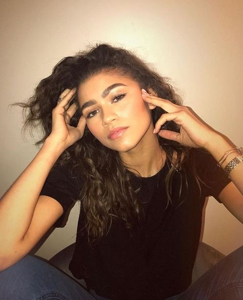 Zendaya Wallpaper, Zendaya Model, Zendaya Photoshoot, Zendaya Outfits, Zendaya Style, Zendaya Coleman, Curly Hair Women, Celebrity Wallpapers, Foto Ideas Instagram