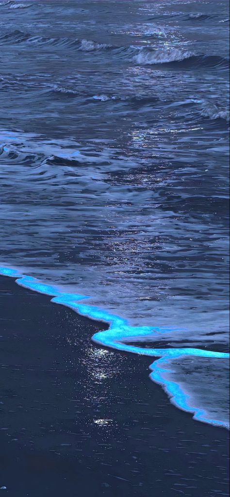 Feelings Astetic Wallpaper, Glowy Wallpaper Aesthetic, Ocean Underwater Aesthetic Wallpaper, Waves Phone Wallpaper, Bluecore Aesthetic Wallpaper, Blue Background Ocean, Blue Ocean Waves Aesthetic, Iphone Lock Screen Wallpaper Ios 16, Water Lockscreen Aesthetic