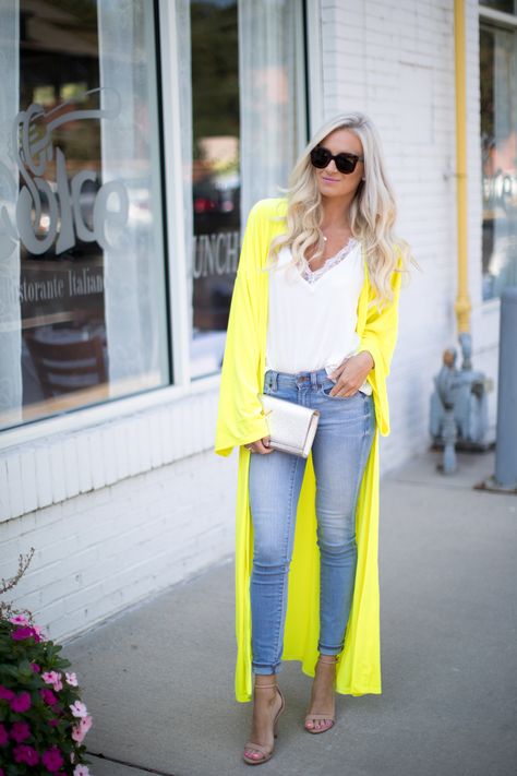 Yellow Cardigan Outfits, Yellow Kimono, Pelo Afro, Fashion Forecasting, Yellow Cardigan, Smart Outfit, Super Cute Dresses, Kimono Style, Blazer Fashion