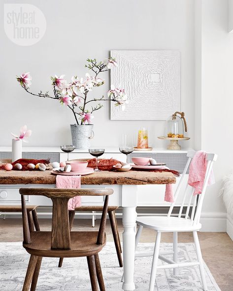 Weekend Reading Decorate For Easter, Pink Tablescape, Mothers Day Dinner, Modern Easter, Easter Entertaining, Deco Champetre, Weekend Reading, Easter Fashion, Easter Tablescapes