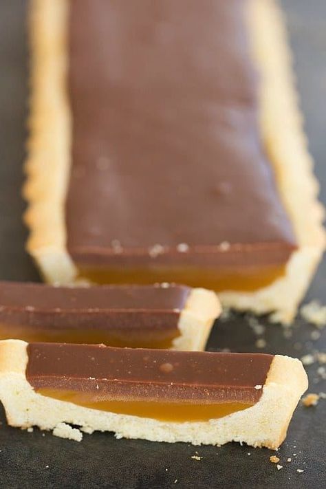 A giant Twix tart with a shortbread crust, chewy caramel layer and topped with milk chocolate ganache | browneyedbaker.com #recipe Twix Tart, Twix Candy Bar, Twix Candy, Tart Dessert, Good Eat, Yummy Sweets, Tart Recipes, How Sweet Eats, Eat Dessert