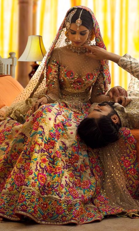 Pakistani Mehndi Dress, Nomi Ansari, Pakistan Wedding, Red Bridal Dress, Desi Wedding Dresses, Bridal Photography Poses, Bridal Lehenga Collection, Bride Photoshoot, Wedding Photoshoot Poses