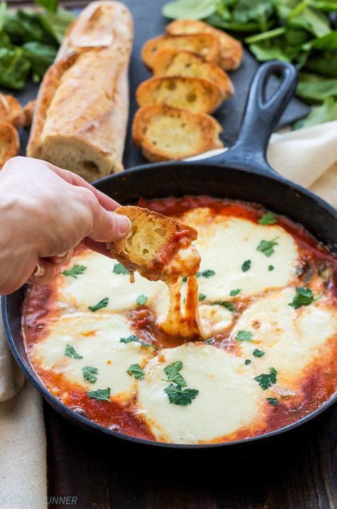 Baked Mozzarella and Marinara Dip | Marinara sauce, spinach and fresh mozzarella cheese are all you need to make this easy three ingredient Baked Mozzarella and Marinara Dip! Marinara Dip, Baked Mozzarella, Cheese Recipes Appetizers, Tapas Recipes, Corn Dog, Baked Cheese, Cheese Appetizers, Yummy Dips, Fresh Mozzarella