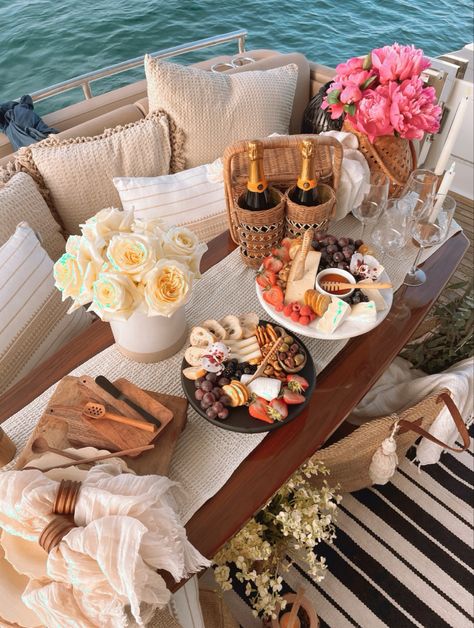 Boat Picnic Aesthetic, Duffy Boat Bachelorette, Yacht Bday Party, Boat Tour Aesthetic, Duffy Boat Party Decorations, Duffy Boat Party, Birthday Boat Party Ideas, Picnic On A Boat, Boat Party Ideas