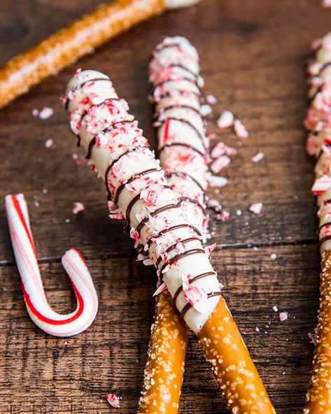 Peppermint Bark Pretzels - Best Christmas Desserts Chocolate Caramel Pretzels Rods, Caramel Pretzel Rods, Caramel Pretzels Rods, Peppermint Bark Fudge, Peppermint Pretzel, Peppermint Bark Cookie, Christmas Pretzels, Peppermint Bark Recipes, Peppermint Treats