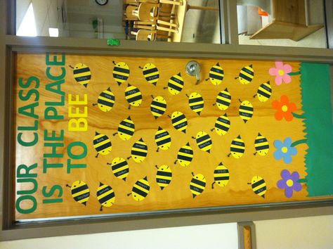 Spring Door Decorations, Kindergarten Door, Spring Classroom Door, Preschool Door, Kindergarten Bulletin Boards, Bulletin Boards Theme, Spring Door Decoration, Bee Themed Classroom, Bee Classroom