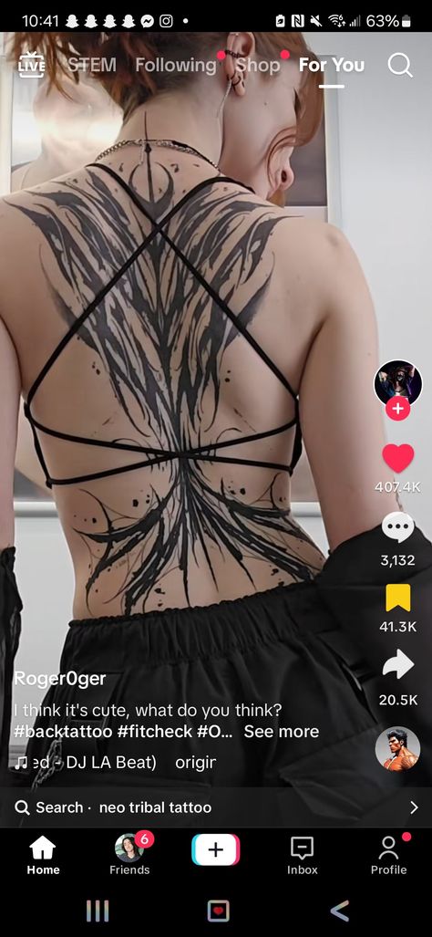 Cool Back Piece Tattoo, Upper Back Women Tattoo, Blackwork Tattoo Back Woman, Female Upper Back Tattoos, Succubus Back Tattoo, Tattoo For Back Women, Big Back Piece Tattoos For Women, Spine Tattoo Cybersigilism, Back Tattoo Dark Skin Women