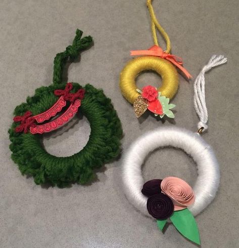 Thrifty Curtain Ring Wreath Ornaments Diy Curtain Rings, Yarn And Ribbon Wreath, Curtain Rings Crafts, Ribbon Wreath Diy, Wreath Ornaments, Christmas Arts, Snowman Crafts Diy, Curtain Ring, Ring Wreath