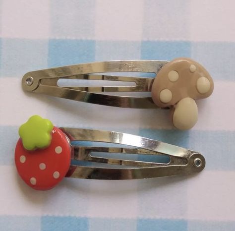 Clay Clips Diy, Clay Hair Clips Diy, Clay Clips, Clay Hair Clips, Clay Keychain, Hair Clips Diy, Tanah Liat, Clay Things, Yokai Watch