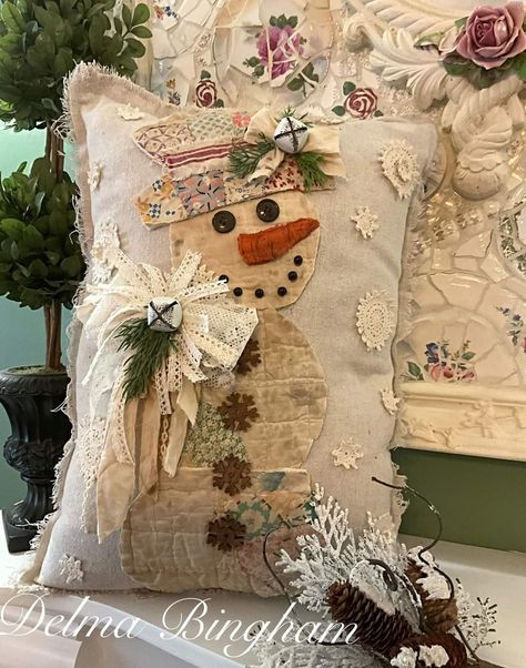 Primitive Tree Decorations, Snowman Pillows To Make, Upcycle Quilt Ideas, Quilted Snowman, Quilt Crafts, Christmas Pillows Diy, Snowman Crafts Diy, Snowman Pillow, Christmas Sewing Projects