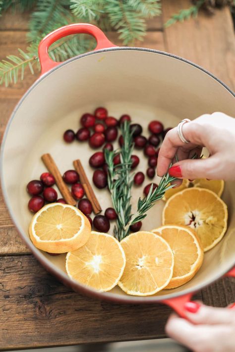 an easy DIY christmas simmering potpourri pot Fresh House Smell, House Smell Like Christmas, Holiday Smells, Smell Like Christmas, Cinnamon Smell, Simmer Pot Recipes, Potpourri Recipes, Christmas Smell, House Smell Good