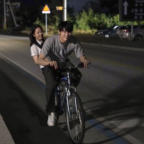 Bicycle Aesthetic, Bike Couple, Book Cover Artwork, Bike Aesthetic, Cute Couple Dp, Drawings Of Friends, Vintage Romance, Film Photo, Ulzzang Couple