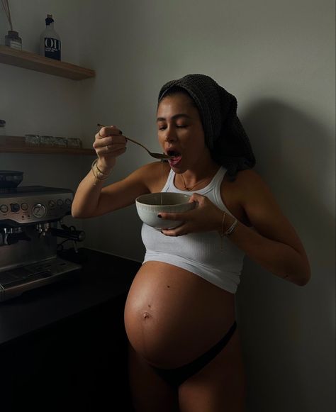 Single Mom Pregnancy Photos, Pregnancy Photos Single Mom, Single Mum Aesthetic, Pregnant Mom Aesthetic, Single Mom Pregnancy Announcement Photos, Single Mom Aesthetic, Single Mom Pregnancy Announcement, Pregnant Food, Mom Photo Shoots