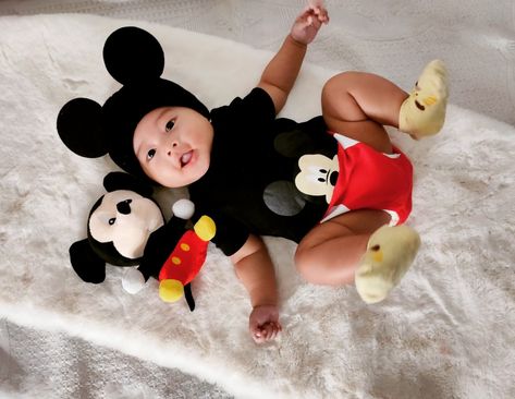 Photoshoot mickey mouse ideas Mickey Mouse Ideas, Baby Shoot, Tom And Jerry Baby, Monthly Photos, Mickey Mouse Photo, Baby Mouse, Diy Photoshoot, Tom And Jerry, Baby Photoshoot