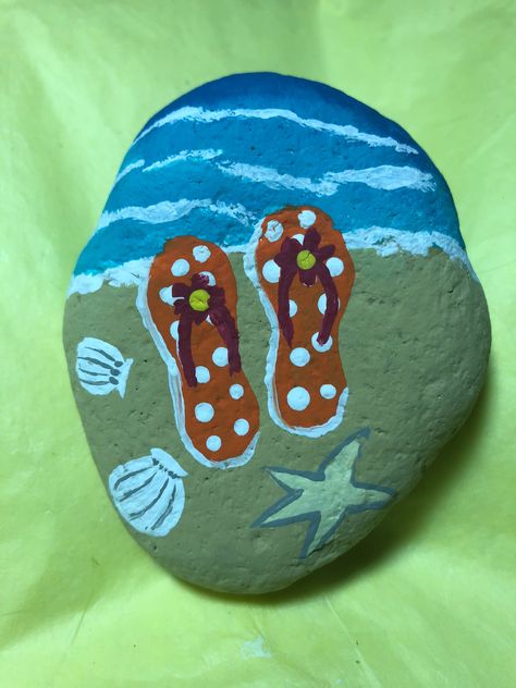 Summer flip flops Painted Rocks Beach, Painted Rocks Craft, Painted Rocks Diy, Painted Shells, Rock Painting Ideas Easy, Rock Painting Patterns, Summer Flip Flops, Paint Rock, Rock Painting Designs