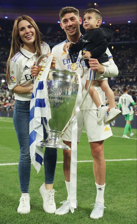 Cristiano Ronaldo And Wife, Cute Couples Football, Madrid Outfits, Players Wives, Soccer Girlfriend, Soccer Couples, Footballers Wives, Football Couples, Football Wags