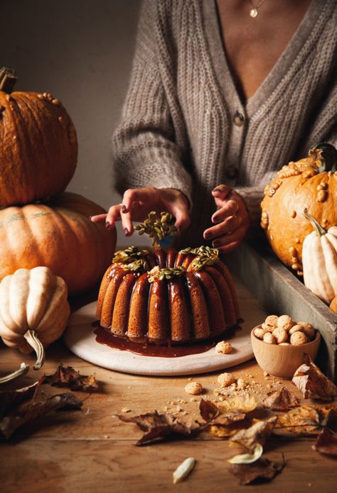 Pumpkin Brittle, Cake Pumpkin, Postres Halloween, Thanksgiving 2022, Toffee Sauce, Gateaux Cake, Pumpkin Seed, Sweet Food, Cake Batter