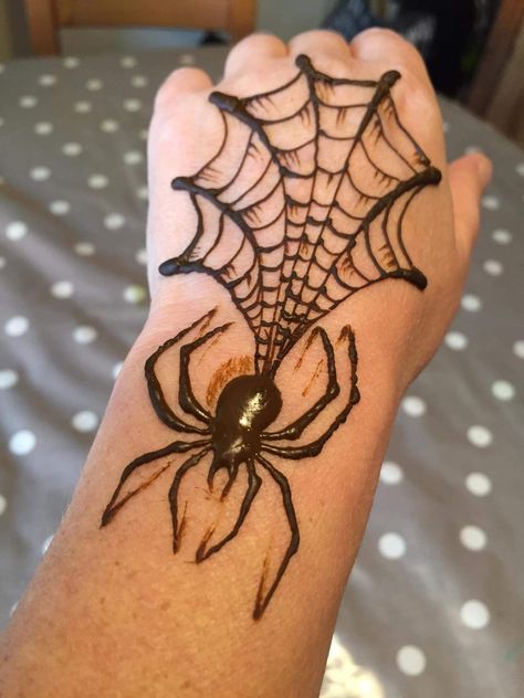 Henna Boys Design, Henna Designs Guys, Hanna Ideas Hands, Spider Henna Tattoo, Henna Designs Y2k, Spider Man Henna, Spiderweb Henna, Boys Henna Designs, Henna Designs For Guys