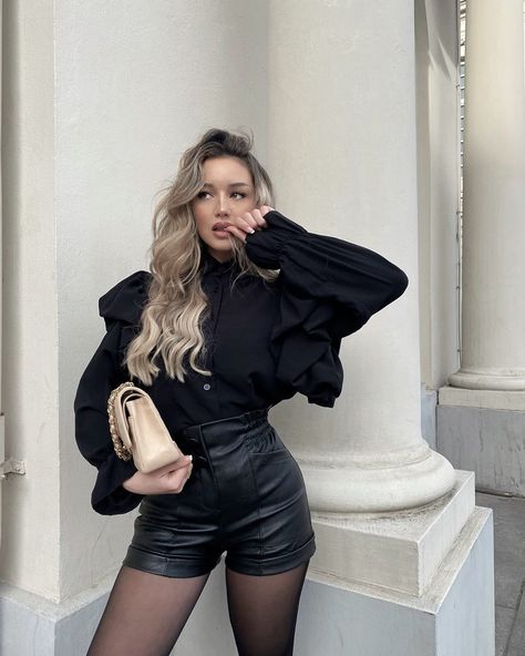 Winter Fashion Outfits Dressy Classy, Short En Cuir, Winter Fashion Outfits Dressy, Leather Shorts Outfit, Instagram Model Outfits, Short Cuir, Black Leather Shorts, Outfit Look, Mode Inspo