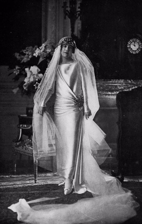 60 Beautiful Wedding Dresses You Could See in the 1920s ~ vintage everyday 1920s Wedding, Vintage Wedding Photos, Antique Wedding, Wedding Gowns Vintage, Bridal Fashion Week, Vintage Bride, Pompadour, Vintage Bridal, Beautiful Wedding Dresses