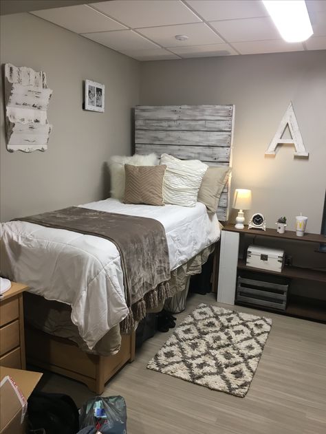 Farmhouse style dorm room! Emory University Dorm Room, Rustic College Dorm, Rustic Dorm Room Ideas, Farmhouse Dorm Room, Rustic Dorm Room, Dorm Room Headboards, Dorm Room Colors, College Bedroom Decor, Dorm Room Styles