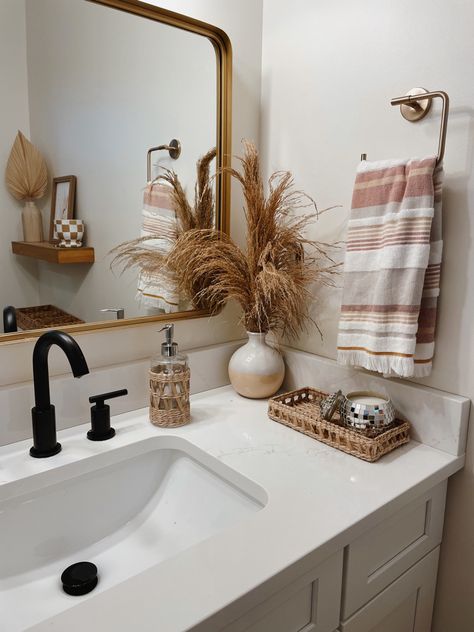 Boho Bathroom With Black Accents, Boho Bathroom White Cabinets, Pampas In Bathroom, Boho Western Bathroom Target, Bathroom Pampas Decor, Boho Tropical Bathroom, Coastal Boho Interior Bathroom, Cream Boho Bathroom, Cute Boho Bathroom Ideas