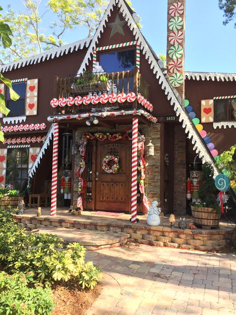 Outdoor Christmas Decorations Candyland, Huge Outdoor Christmas Decorations, Vintage Christmas Decor Ideas Outdoor, Exterior Gingerbread House Ideas, Christmas Lights Gingerbread House, Gingerbread Decor Outdoor, Peppermint Outdoor Decorations, Ginger Bread House Outdoor Decorations, Gingerbread House Lights Outdoor