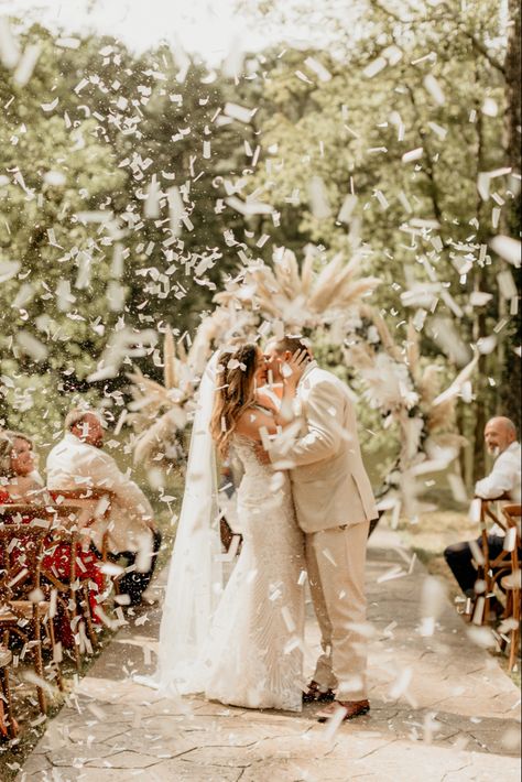 Wedding confetti summer Confetti Canon Wedding, Wedding Confetti Pictures, August Wedding, Wedding 2024, Wedding Confetti, Photo Inspo, Wedding Photo, Beach Wedding, Confetti