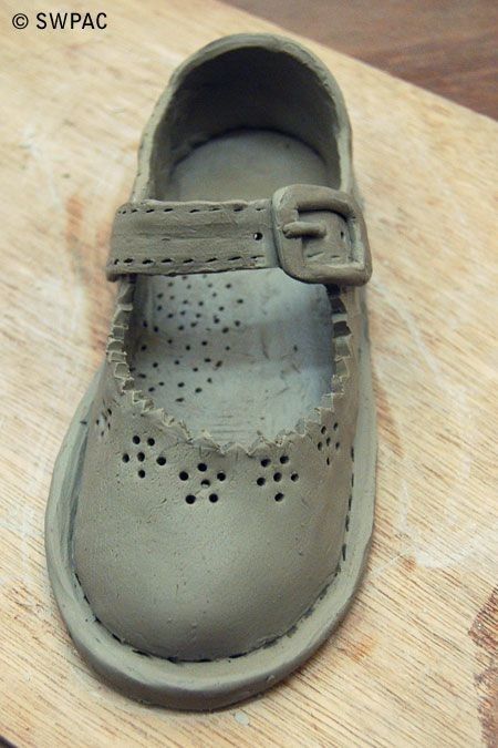 Mini Clay Pot Crafts, Clay Shoes, Shoe Sculpture, Ceramic Shoe, Ceramic Shoes, Coffee Vanilla, Slab Ceramics, Pottery Lessons, Clay Baby