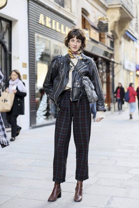 Plaid Trousers, Womens Fashion Inspiration, Looks Street Style, Plaid Pants, 가을 패션, Black Leather Jacket, Looks Style, Mode Inspiration, Look Fashion