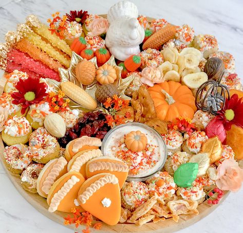 Chocolate Platters, Thanksgiving Charcuterie Board, Thanksgiving Board, Thanksgiving Charcuterie, Thanksgiving Countdown, Fall Charcuterie, Celebration Dinner, Pie Dip, Thanksgiving Snacks