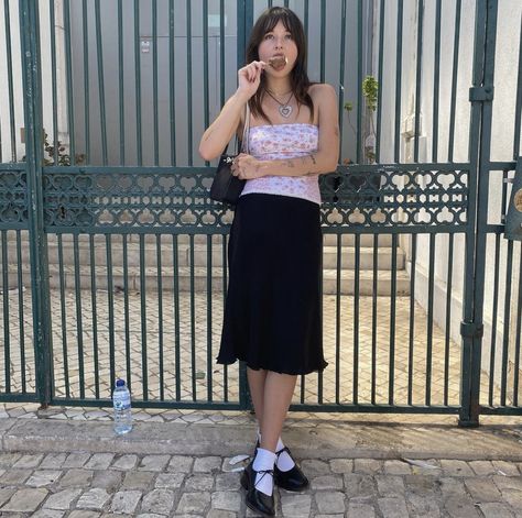 Downtown Skirt Outfits, Middie Skirt, Taobao Fashion Outfits Summer, Coquette Black Skirt Outfit, Downtown Girl Outfits Skirt, Low Rise Midi Skirt, Urban Outfitters Pleated Summer Skirt, Flowy Midi Skirt, Clothes Skirts