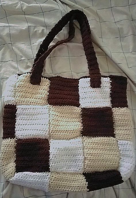 this image shows a crocheted bag with brown, tan, and white squares arranged in a scattered order Patch Crochet Bag, Crochet Bag Patchwork, Patchwork Bag Crochet, Patchwork Crochet Ideas, Patchwork Bags Crochet, Daisy Crochet Bag, Brown Crochet Tote Bag, Crochet Patchwork Bag, Patchwork Tote Bags