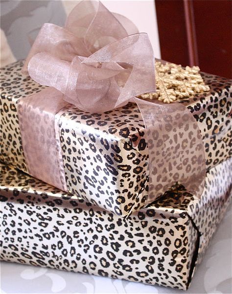 Desain Pantry, Charmmy Kitty, Custom Gift Wrapping, Creative Gift Wrapping, Present Wrapping, Beautiful Gift Wrapping, Wrapping Ideas, Pretty Gift, Christmas Gift Wrapping