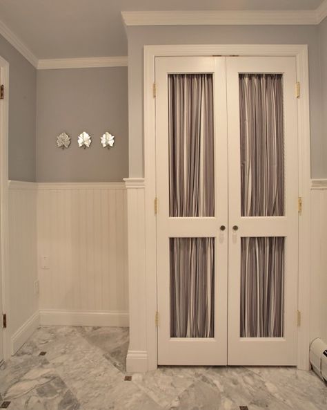 Fabric panels instead of plain glass Closet Door Alternative, Diy Kast, Curtains For Closet Doors, Closet Door Ideas, Old Closet Doors, Traditional Powder Room, Door Alternatives, Cheap Closet, Diy Closet Doors