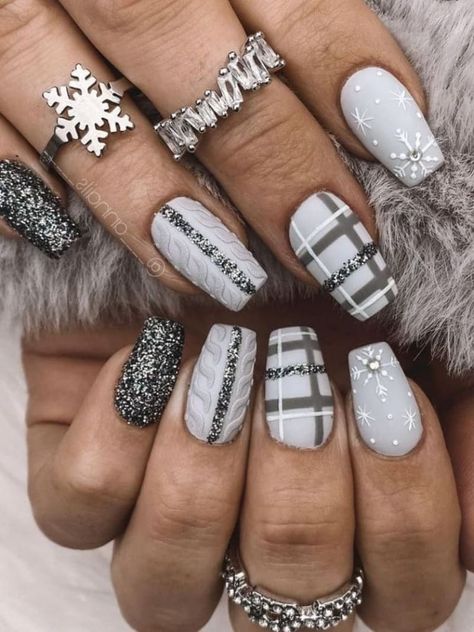 short coffins in dark shades with winter elements Winter Nails Gray, End Of Winter Nails, Grey Winter Nails, January Nail Art, Grey Christmas Nails, Fantastic Nails, January Nail Designs, Grey Nail Designs, Christmas Gel