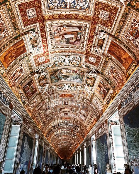 One of the many infinity corridors with art on the ceiling at Vatican Museums  #vatican #museum #rome #italy #travel St Peters Cathedral, Vatican Museum, St Peters Basilica, Canada Toronto, Italy Map, Vatican Museums, Sistine Chapel, Voyage Europe, The Vatican