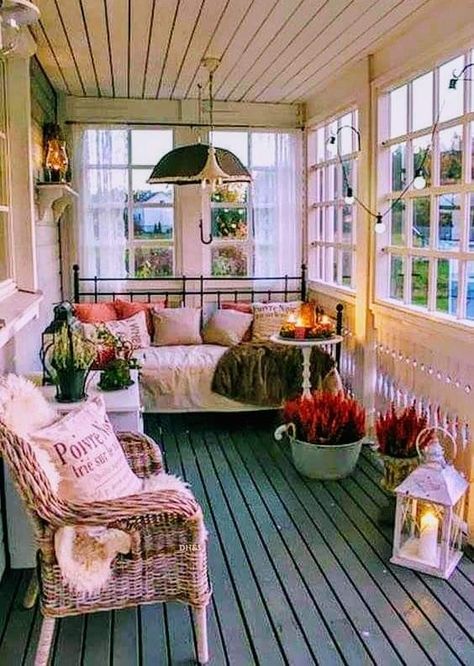 Balcon Mic, Vstupná Hala, Pergola Diy, Balkon Decor, Sleeping Porch, Sunroom Decorating, Enclosed Porches, Sunroom Designs, Sun Porch