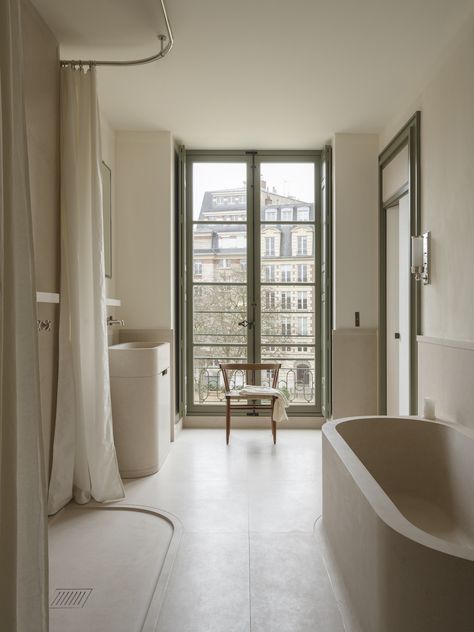 Parisian Bathroom, Rome Apartment, Grand Dressing, Paris Interiors, Parisian Architecture, Cy Twombly, Apartment In Paris, Iconic Furniture, Vogue Living