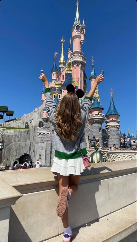 Disneyland, Paris Disneyland Paris Photos, Paris Asthetics Photos, Disneyland Picture Ideas Instagram, Disneyland Selfies, Disneyland Poses Ideas, Disney Asthetics Photos, Disneyland Paris Photo Ideas, Disneyland Paris Outfit, Outfit For Disneyland