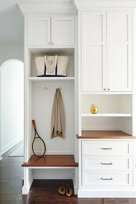 Beautiful mudroom features built-in cabinets fitted with a built-in bench with overhead shelf next to a built-in desk. Modern Farmhouse Mudroom, Ideas Armario, Transitional Laundry Room, Farmhouse Mudroom, Built In Lockers, Mudroom Cabinets, Laundry Room Storage Shelves, Mud Room Entry, Mudroom Entryway