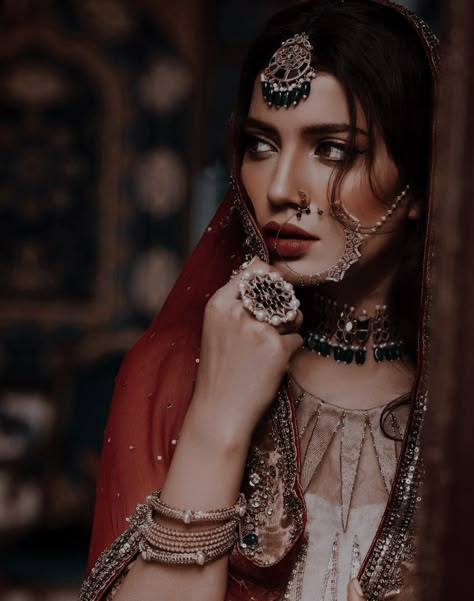 Emareld Green Aesthetic, Royal Photoshoot Ideas Indian, Ethnic Photoshoot, Asian Royalty, Richard Johnson, South Asian Aesthetic, Bride Indian, Bride Photos Poses, Wedding Photography Ideas