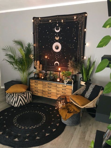 Witchy House, Hippie Room, Modern Living Room Lighting, Lots Of Plants, Zen Room, Modern Hippie, Dekorasi Kamar Tidur, Witchy Decor, Bohemian Living