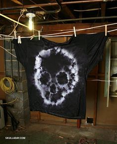 DIY Tie Dye Skull. That'd be cool as a wall hanging for a room. Seems like it might be a little hard to do..but i guess u could just free hand it! Diy Tie Dye, Camp Projects, Tie Dye Patterns Diy, Diy Tie Dye Shirts, Tie Dye Party, Tie Dye Crafts, Diy Tie, Tie Dye Techniques, How To Tie Dye