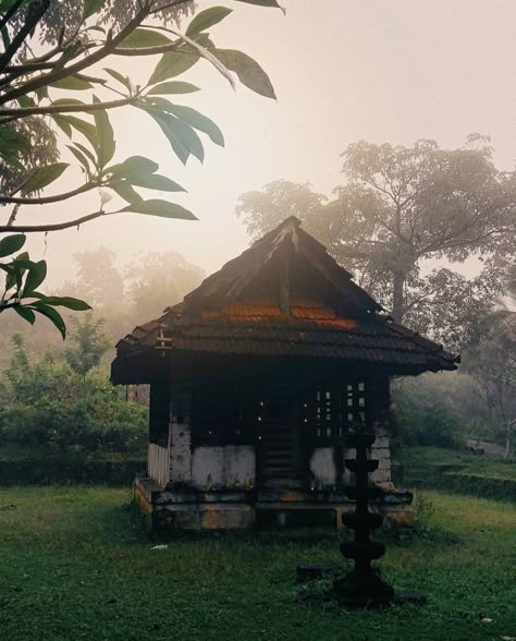 Kerala Temple Photography, Kerala Traditional Art, Kerala Aesthetic, Kerala Vibes, Kerala Temple, Classic House Interior Design, Kerala Traditional House, Old Man Pictures, Kerala Architecture