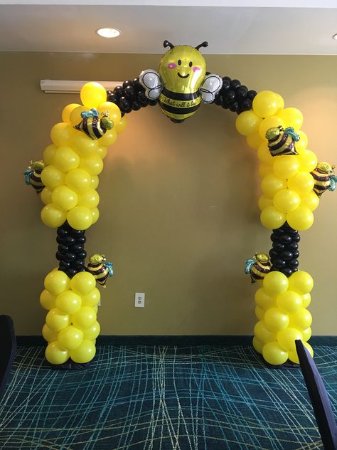 abejas Bumble Bee Balloon Arch, Bee Balloon Decoration, Bee Balloon Arch, Bumblebee Decorations, Bumblebee Gender Reveal, Spelling Bee Decorations, Gender Reveal Balloon Arch, Bee Birthday Theme, Bee Baby Shower Decoration