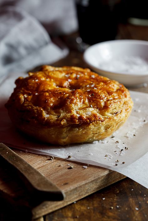 Rich savoury pepper steak stew encased in golden, buttery pastry. Pie perfection. Pepper Steak Pie, Steak Plating, Puff Pastry Dinner, Peper Steak, Steak Pie Recipe, Steak Pie, Beef Pies, Tender Steak, Pies Maker