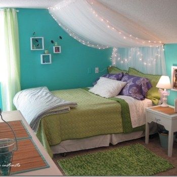 17 Sloped Ceiling Bedroom Design Ideas • Mabey She Made It Slanted Ceiling Bedroom, Sloped Ceiling Bedroom, Blue Girls Rooms, Girls Furniture, Motos Vintage, Lights Decor, Sparkling Lights